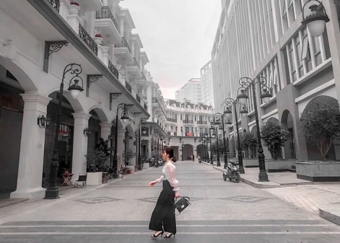 Khung cảnh châu Âu tại Sài Gòn sẽ khiến bạn phải ngỡ ngàng vì sự hoàn mỹ đẹp của chúng. Hãy xem ảnh đường phố châu Âu để thấy sự pha trộn giữa hai nền văn hóa khác nhau, tạo nên một không gian đẹp mơ màng mà cả hai đều có những điều tuyệt vời để khám phá.