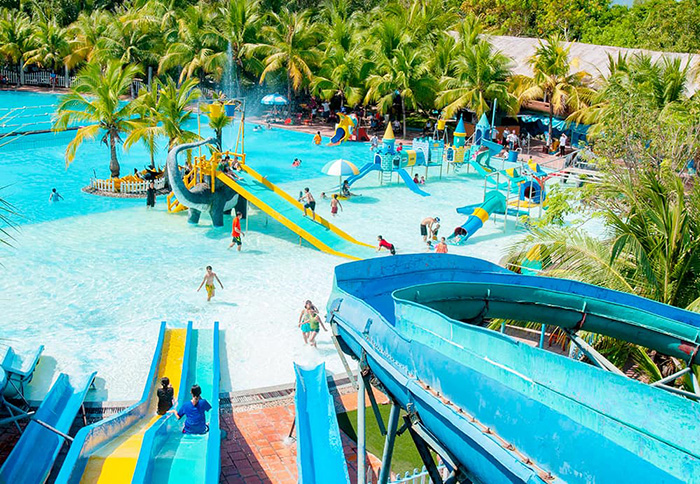 Take a cool bath, have fun with the water park in Van Huong Mai tourist area.