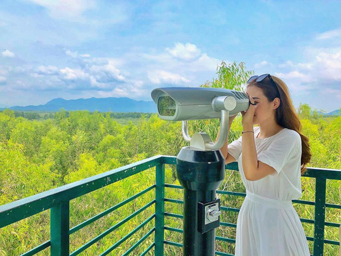 Tháp Vọng Cảnh là điểm mà bạn có thể ngắm toàn cảnh rừng Trà Sư từ trên cao.