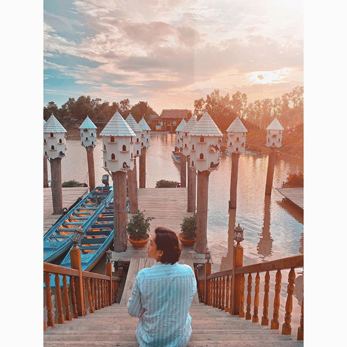 Do not forget to take a photo of the very mood at sunset at An Giang bird's nest pier.