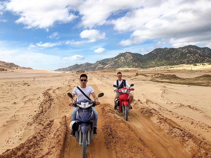 Bạn có thể thuê xe máy để khám phá Mũi Dinh Ninh Thuận