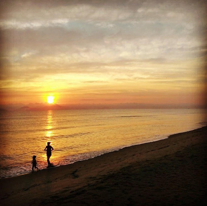 Hoàng hôn buông trên bãi biển Hà My.
