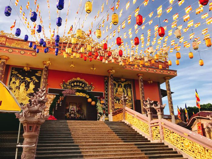 Chùa Kim Tiên được đánh giá là ngôi chùa nguy nga tráng lệ bậc nhất vùng Bảy Núi.