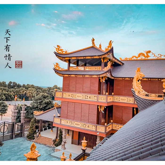 Kim Tien Pagoda is located in An Phu, near Nha Bang town, Tinh Bien district, An Giang.