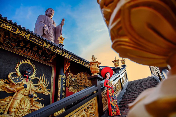 The highlight of Kim Tien Pagoda is that there is a 24m-high Amitabha Buddha statue built on the top of the pagoda.