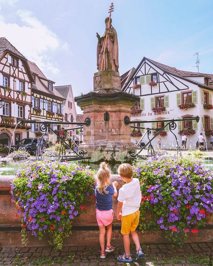 Vẻ đẹp quyến rũ của ngôi làng Eguisheim nước Pháp