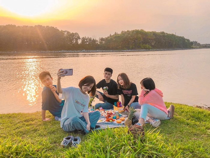 a picnic along the Bac Giang Bridge River