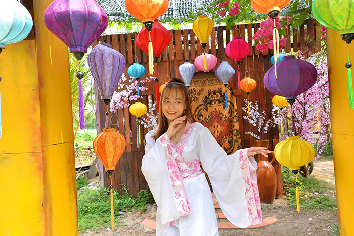 The park is decorated in a variety, suitable for many traditional or traditional rural costumes such as ao dai.