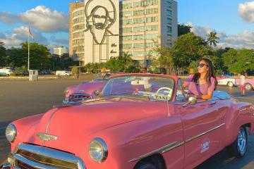 Dạo quanh một vòng quảng trường Plaza de la Revolución – Cuba