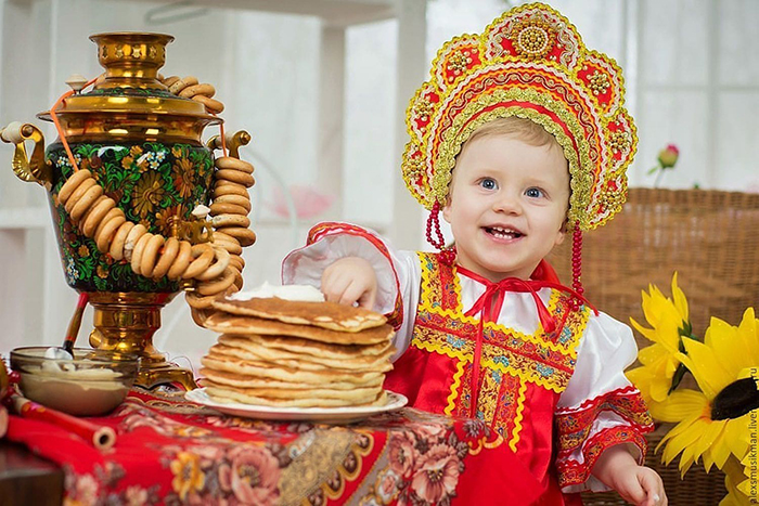 Bánh mỳ trong văn háo Nga tượng trưng cho sự sủng ái, còn muối là tình yêu.