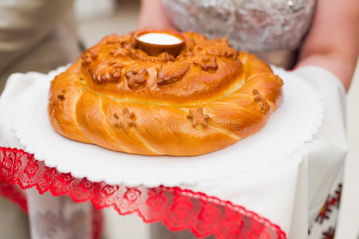 Bánh mì muối nước Nga là biểu tượng của lòng hiếu khách, sự trân trọng mà chủ nhà dành cho người phương xa đến thăm gia đình mình.