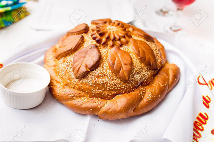 Từ 'khlebosolnye' dùng để chỉ những chủ nhà hiếu khách trong tiếng Nga , trong đó, 'khleb' có nghĩa là bánh mì, còn 'sol' chính là muối.