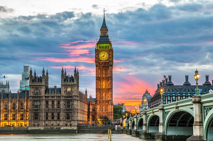 Tháp đồng hồ Big Ben bên bờ sông Thames là biểu tượng của nước Anh.