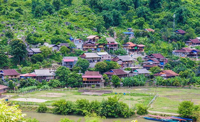 Attractive tourist destination Ba Be - Pac Ngoi village 