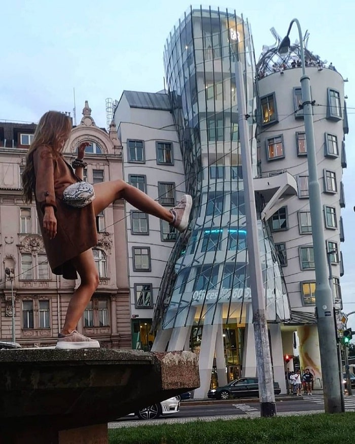 tạo dáng bá đạo - phong cách chụp ảnh với tòa nhà khiêu vũ ở Séc