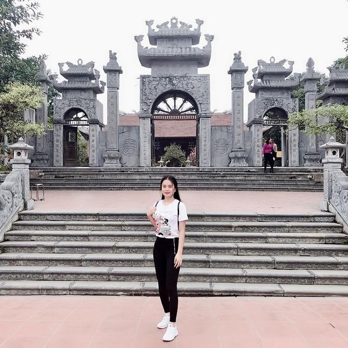 Temple entrance - impressive works at the relic of Trang Kenh Hai Phong