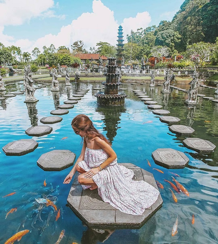 Chụp hình dưới hồ cá ở cung điện nước Tirta Gangga - Những nơi đẹp nhất để chụp ảnh ở Bali