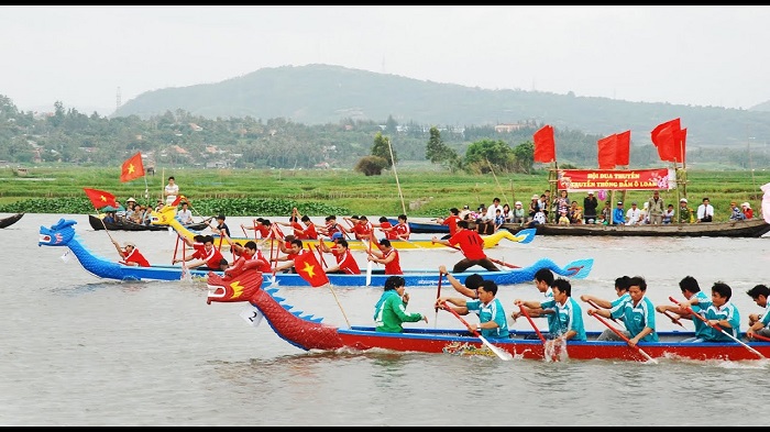 place to go to Tet in Phu Yen - O Loan lagoon boat racing festival