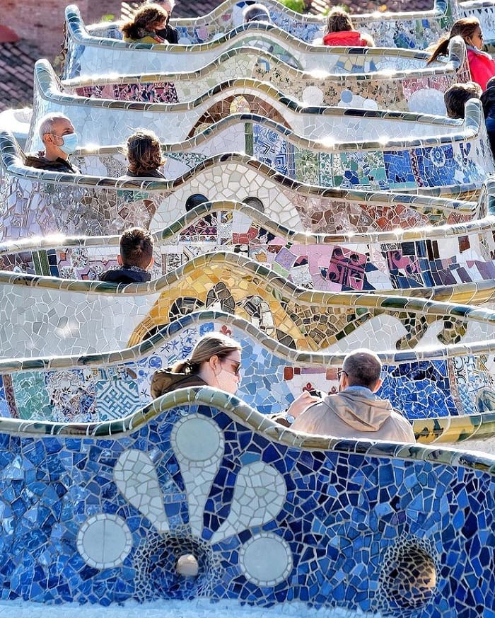 ghé dài - nét ấn tượng của công viên Guell ở Barcelona