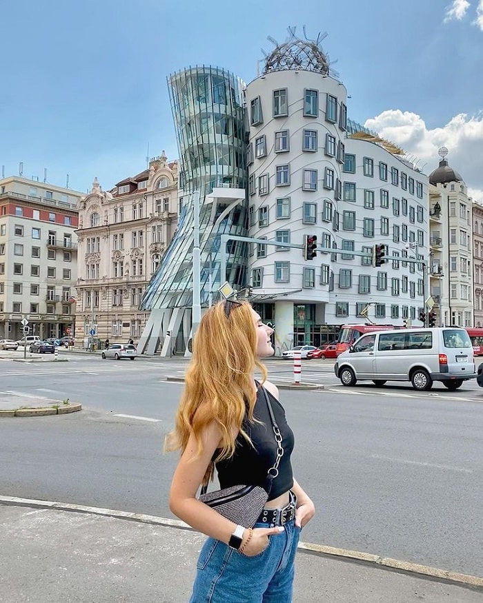 hai tòa uốn lượn - kiến trúc độc lạ của tòa nhà khiêu vũ ở Séc