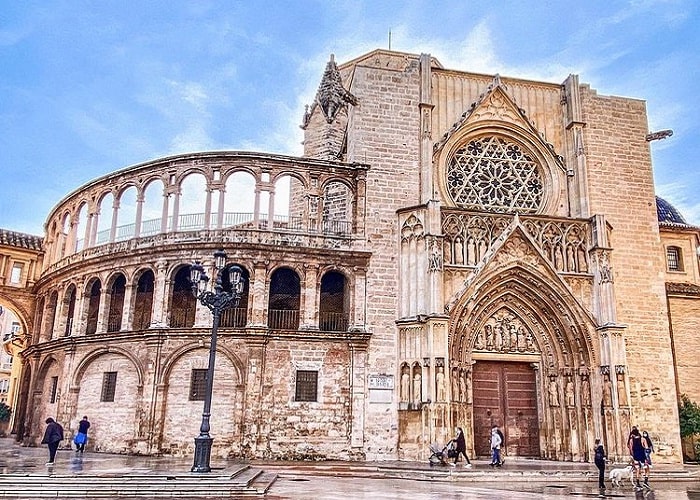 nhà thờ - công trình ấn tượng tại quảng trường Plaza de la Virgen ở Valencia