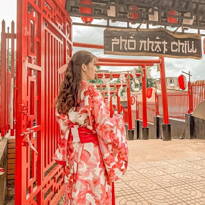 cổng màu đỏ tươi - điểm ấn tượng của Phố Nhật ở Buôn Ma Thuột