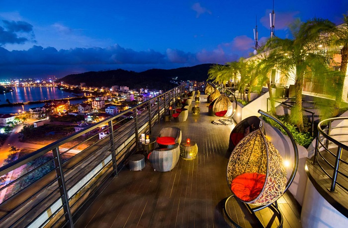 Romantic cafes on Valentine's Day in Ha Long - Sky Bar