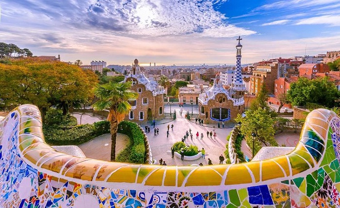 vẻ đẹp mộng mơ của công viên Guell ở Barcelona