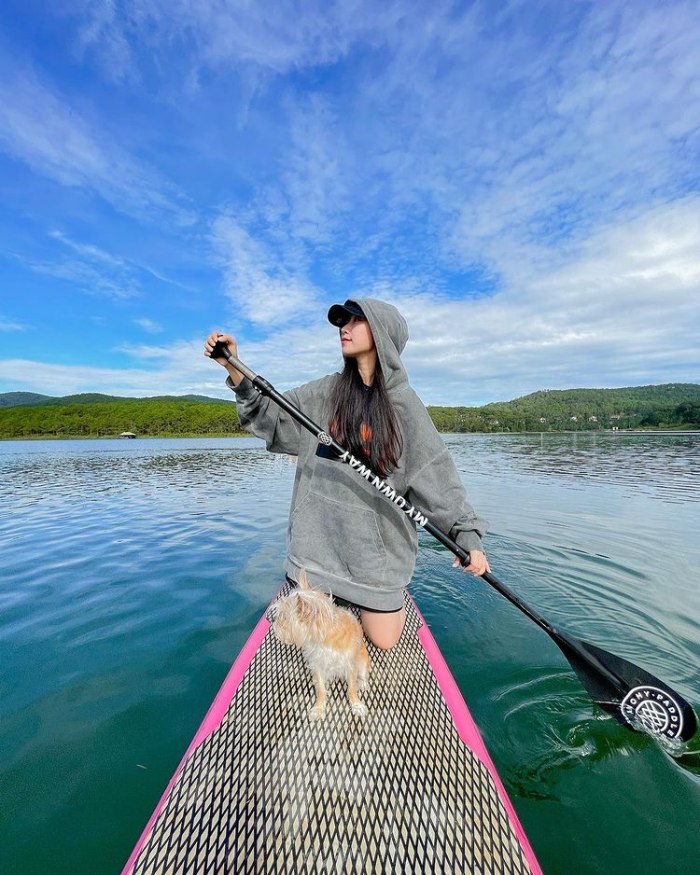 Rowing soup at Tuyen Lam lake