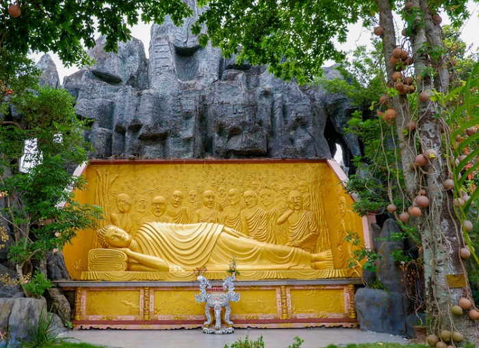 What does Chon Thanh Binh Phuoc have to do?  - What does Phat Mau Temple have?