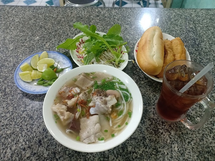 Delicious breakfast restaurants in Tay Ninh - Ut Thien soup cake