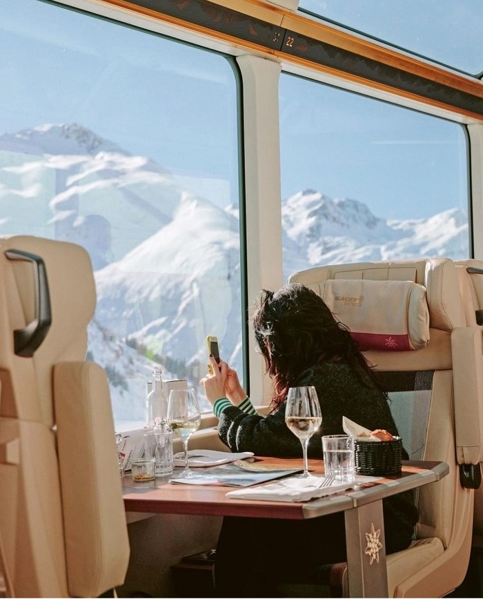 Check in trong khung cảnh ngoạn mục của vùng núi Thụy Sĩ -  tàu tốc hành chậm nhất thế giới