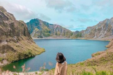Hồ Pinatubo Philippines nằm trên miệng núi lửa đẹp thế này, bảo sao dân tình không tìm đến