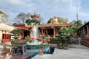 Sùng Hưng Cổ Tự - ngôi chùa cổ kính bậc nhất tại đảo ngọc thu hút du khách vãn cảnh
