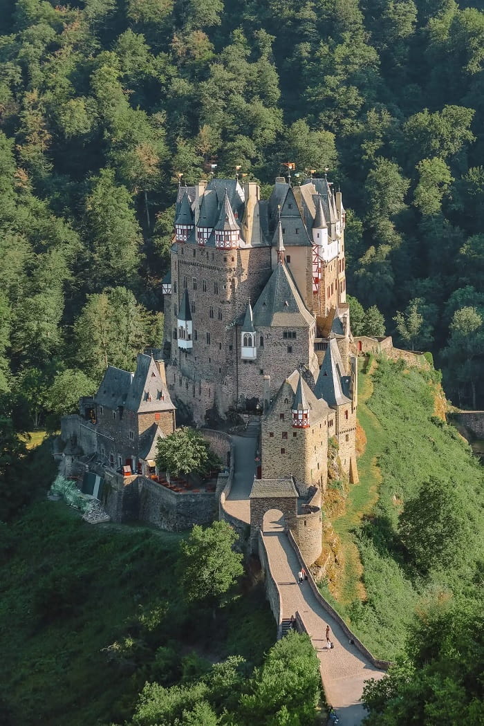 lâu đài Burg Eltz được xây dựng trên một tảng đá và được bao quanh bởi Rừng Eltz xanh tươi.