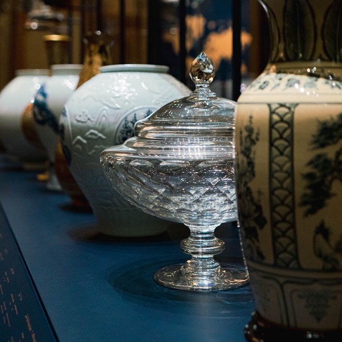 Các bộ đồ sứ, pha lê được sử dụng trong cung điện - tham quan Qasr Al Watan