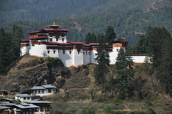 Drukgyel Dzong là điểm tham quan gần ni viện Kila Gompa