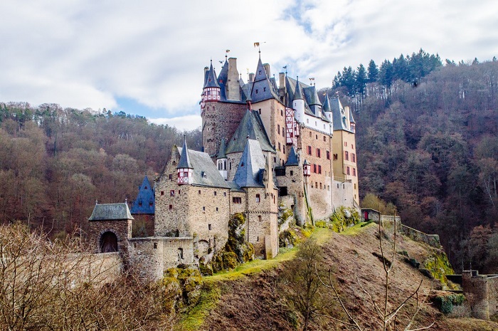 lâu đài Burg Eltz không chỉ đẹp từ bên ngoài mà còn tuyệt vời khi đi bộ xung quanh.