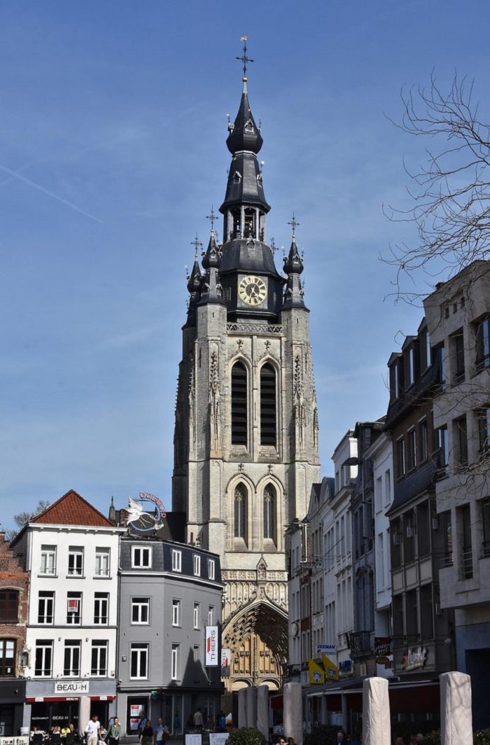 Nhà thờ Sint-Maartenskerk là điểm tham quan nổi bật ở thành phố Kortrijk