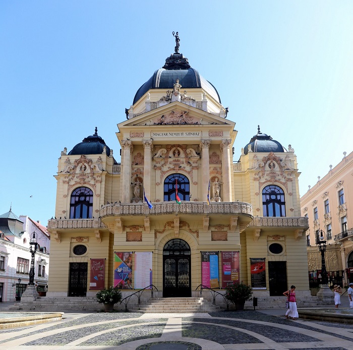 Nhà hát Quốc gia Pécs là điểm tham quan gần nhà thờ Pecs