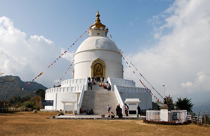 Bảo tháp Shanti là điểm tham quan gần hồ Begnas