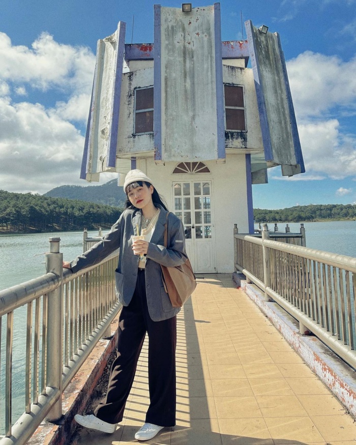 The bridge at Tuyen Lam lake is one of the virtual living bridges in Da Lat