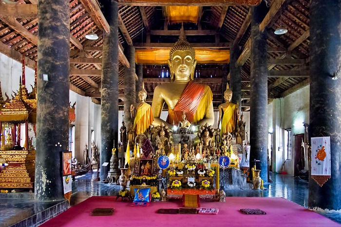 Bên trong chùa Wisunarat Lào
