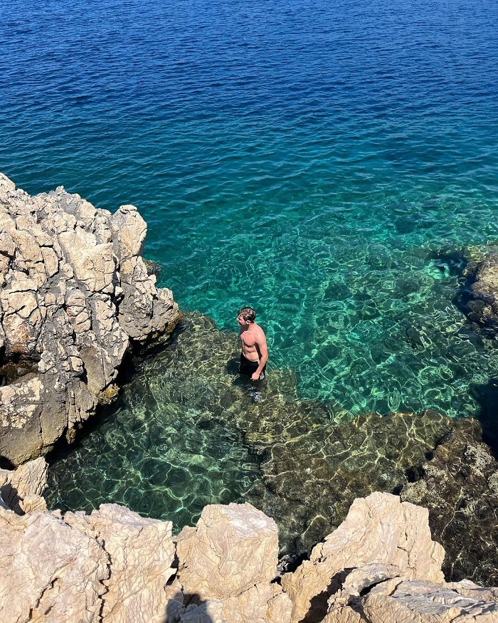 Bãi biển Jadra là điểm tham quan nổi tiếng ở đảo Pag Croatia