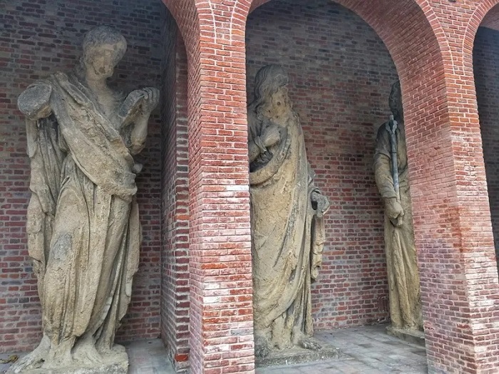 Bức tượng của các tông đồ ở nhà thờ lớn Pecs