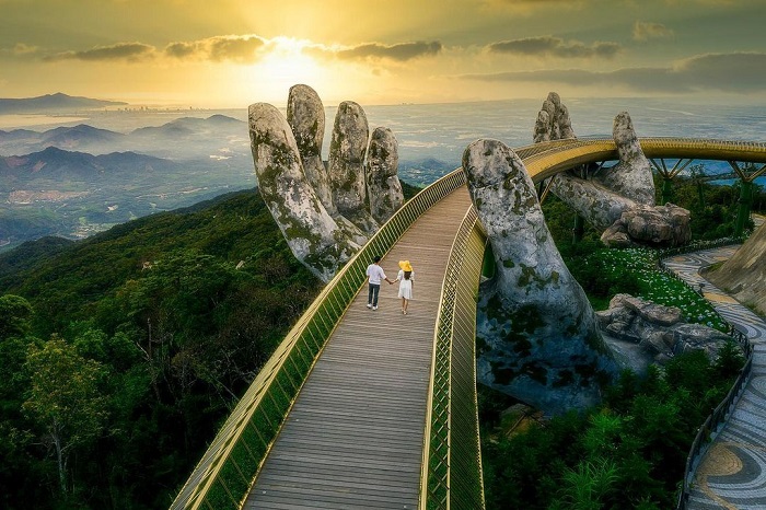 Cầu Vàng Đà Nẵng là một cây cầu đi bộ đẹp ở Việt Nam nổi tiếng