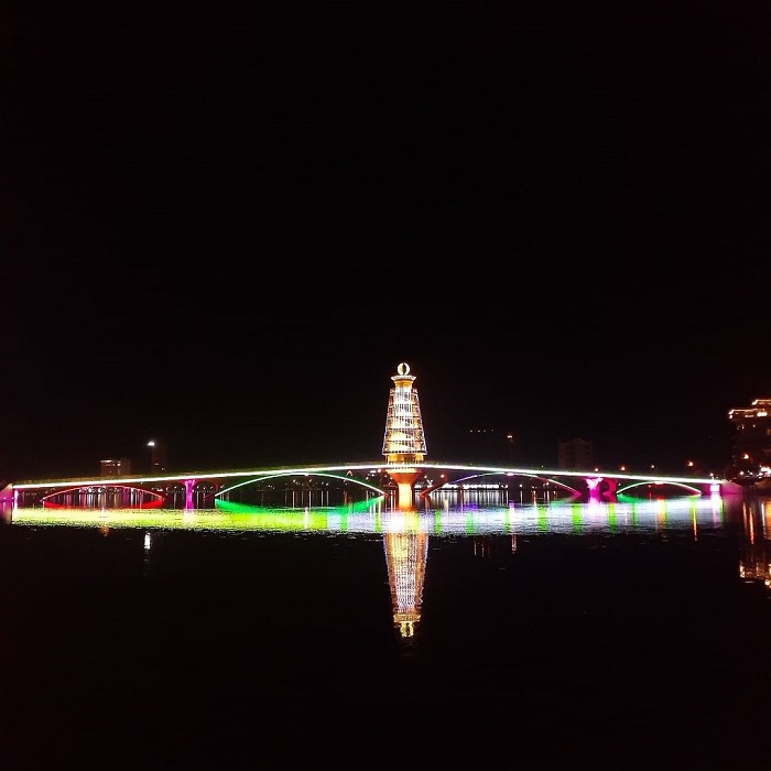 Cây cầu đi bộ đẹp ở Việt Nam này lung linh lúc đêm về