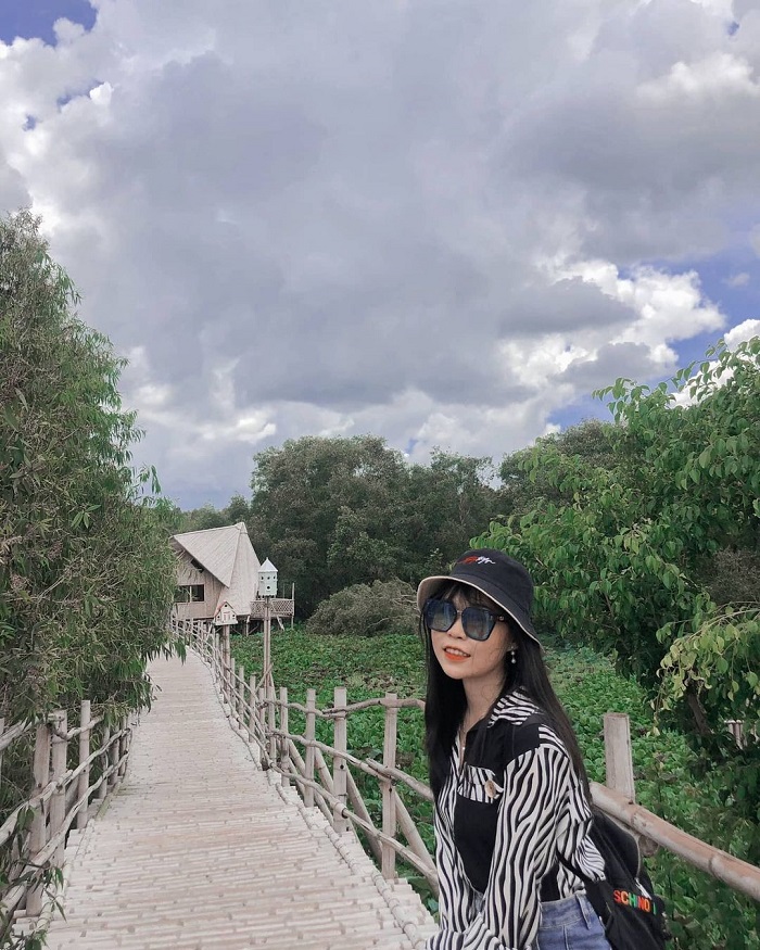 Cầu tre trong rừng tràm Trà Sư là cây cầu đi bộ đẹp ở Việt Nam ấn tượng