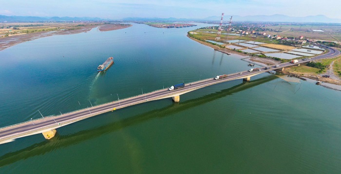 Cây cầu bắc qua sông Gianh Quảng Bình 