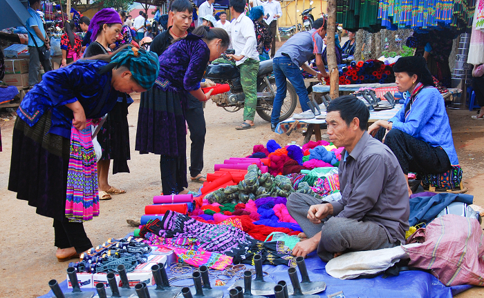 Chợ phiên Tả Sìn Thàng bán nhiều mặt hàng từ nông sản, nông cụ, hàng hóa công nghiệp